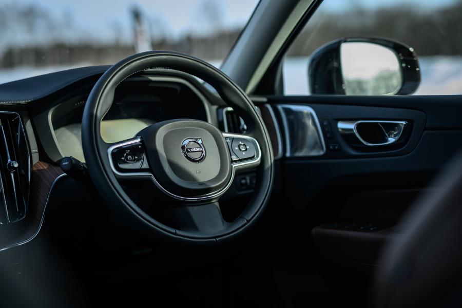 Интерьер Volvo XC60 T8 Inscription 2017 года  (JP) (фото 17 из 17)
